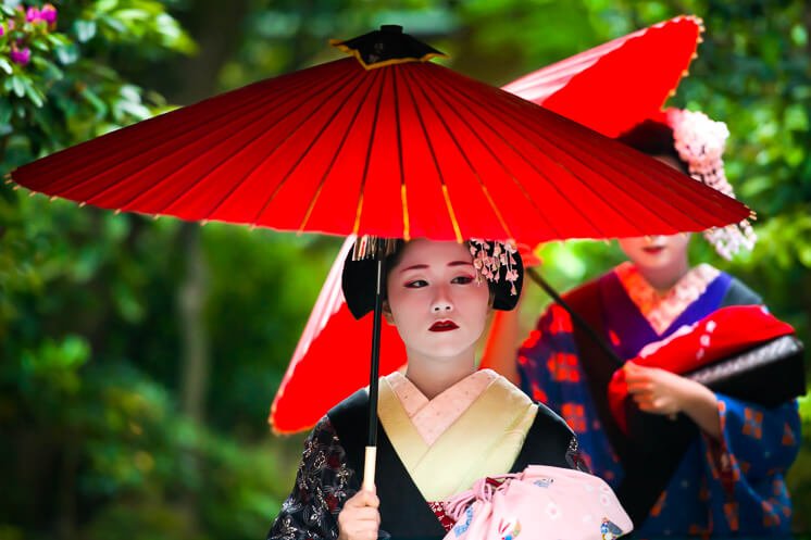 A geisha leaving a teahouse in Gion, Kyoto.