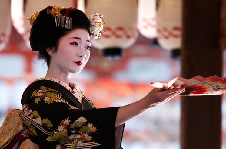 A geisha performing at the Yasaka shrine on setsubun.