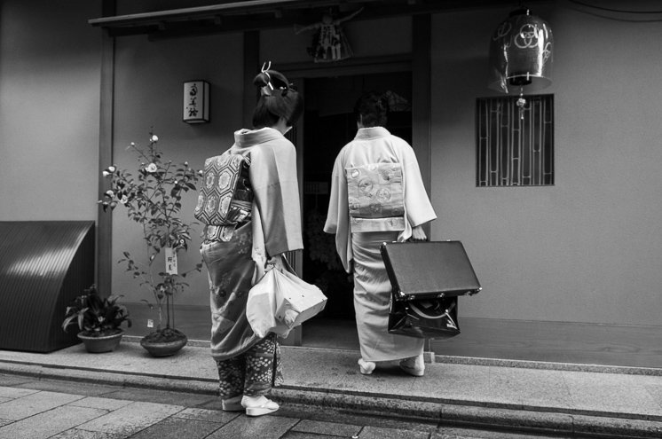 A typical a moment of everyday life in the hanamachi Miyagawa-chō, Kyōto.