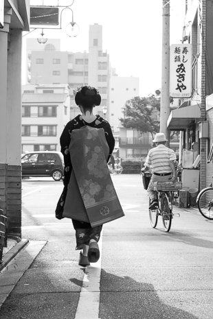 A maiko with the iconic long hanging obi in Miyagawa-chō, Kyōto.