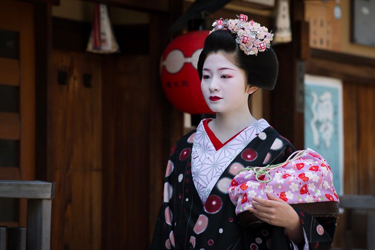 A geisha walking through Gion, Kyōto.