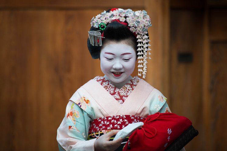 A geisha with traditional hair ornament in Gion, Kyōto.