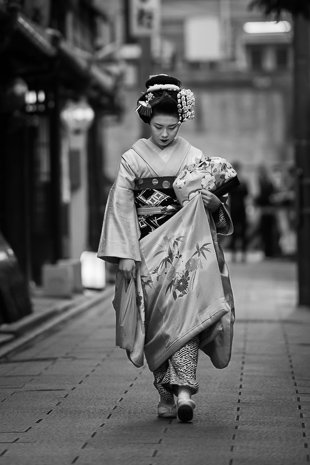 A geisha returning from the theatre in Gion, Kyōto.